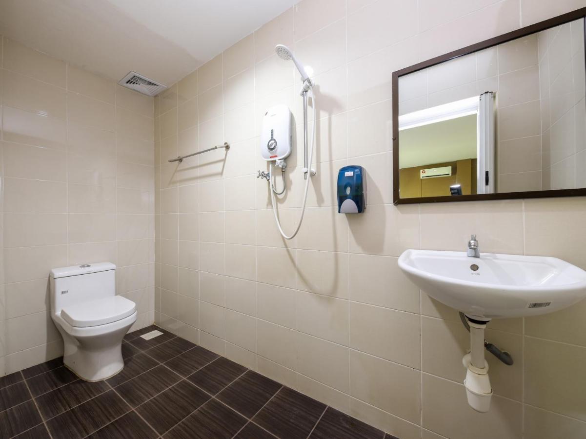 Oyo 89839 Riaz Hotel Malacca Εξωτερικό φωτογραφία
